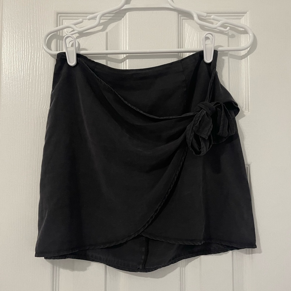 Buckle Rag Poets Tie Mini Skirt. Size XS.